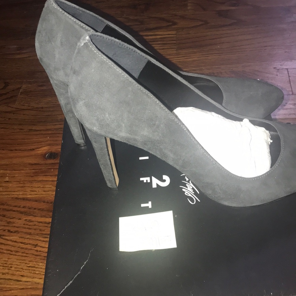 Gray suede heel shoes - Picture 3 of 8